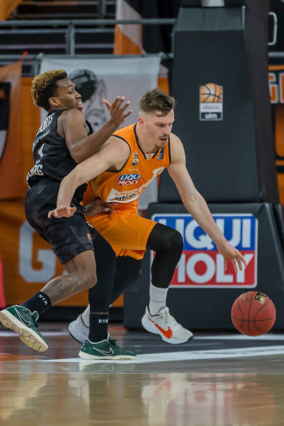 他在关键洞 他在关键洞